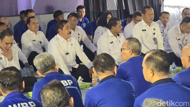 Menteri Imigrasi dan Permasyarakatan (Imipas) Agus Andrianto bertukar makanan dengan napi lapas. (Audrey/detikcom)
