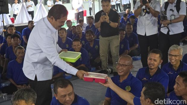 Menteri Imigrasi dan Permasyarakatan (Imipas) Agus Andrianto bertukar makanan dengan napi lapas. (Audrey/detikcom)