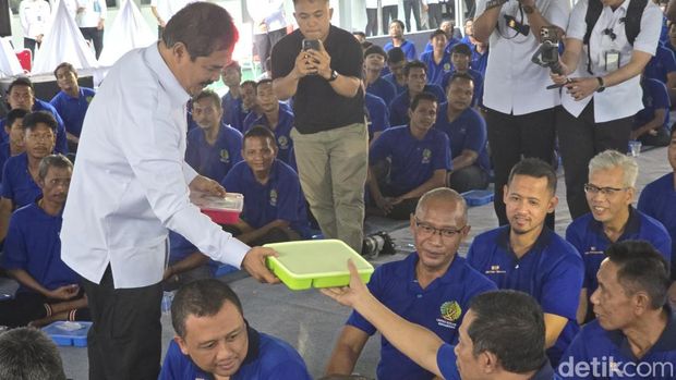 Menteri Imigrasi dan Permasyarakatan (Imipas) Agus Andrianto bertukar makanan dengan napi lapas. (Audrey/detikcom)