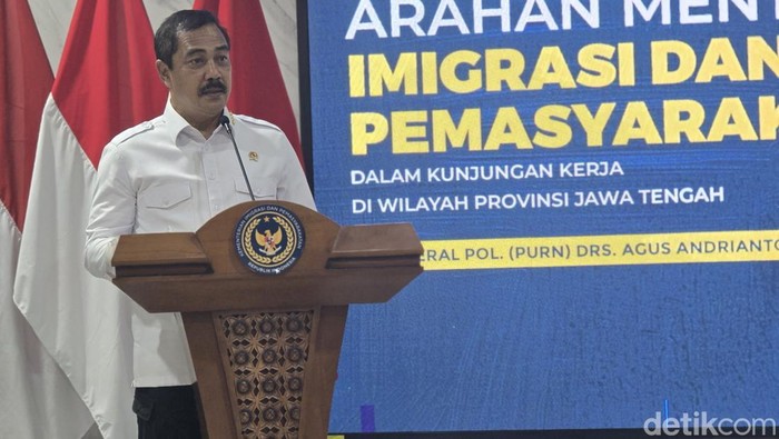 Menteri Imipas Agus Andrianto saat memberi pengarahan kepada para kepala unit Ditjen Permasyarakatan dan Imigrasi se-Jawa Tengah (Jateng) di Kantor Wilayah Ditjen Imigrasi Jateng (Audrey/detikcom)