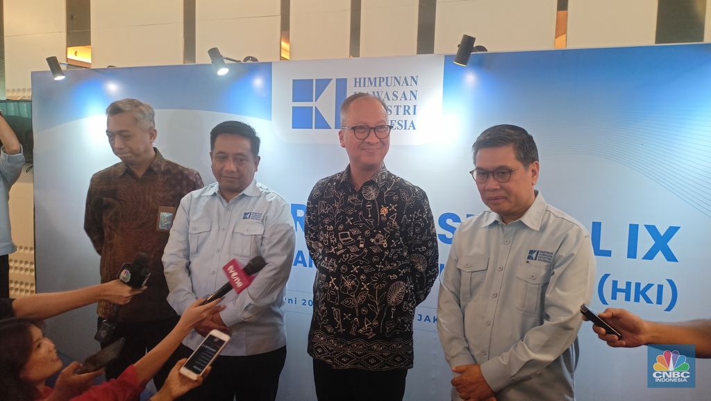 Menteri Perindustrian Agus Gumiwang (kedua kanan) dan Ketum HKI Akhmad Ma'ruf Maulana (kedua kiri) di Jakarta, Rabu (18/6/2025). (CNBC Indonesia/Ferry)