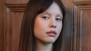 Perannya kali ini cukup badass — Mia Goth bakal jadi pemimpin kelompok jahat yang siap bikin kacau suasana luar angkasa. Foto: Instagram Mia Goth