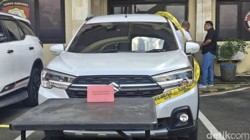 Mobil Suzuki XL7 yang digunakan tersangka untuk melarikan diri telah diamankan di Polres Badung, Rabu (18/6/2025).