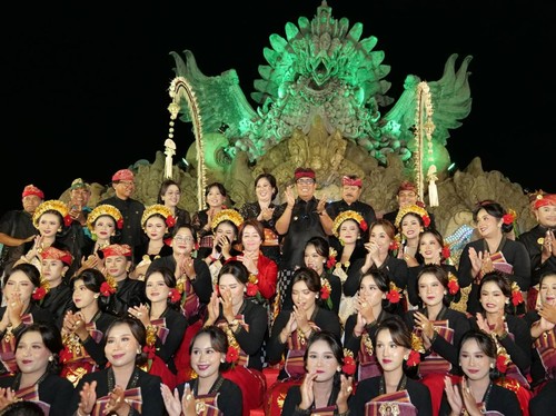 Momen Bupati Tabanan Sanjaya membuka pertunjukan PKB tingkat kabupaten