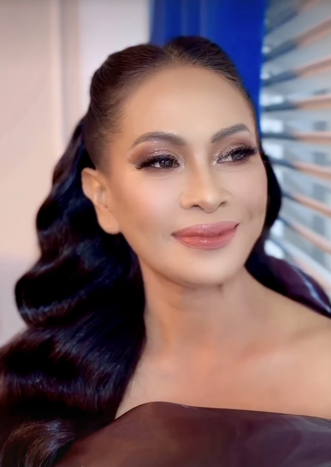 Bubah Alfian dipercaya merias Risa Dewi, ibunda Alyssa. Tampilannya begitu anggun dan flawless, menjadi bukti kepiawaian Bubah dalam mengangkat kecantikan alami kliennya tanpa berlebihan. Foto: dok. Instagram