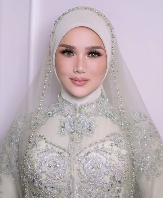 Mulan Jameela mencuri perhatian dengan tampilan glamor nan anggun. Makeup artist Reza Azru memilih riasan soft smokey eyes dipadu lipstik glossy, yang memberikan kesan elegan namun tetap modern. Foto: dok. Instagram