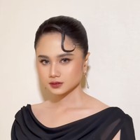 Tissa Biani, kekasih Dul Jaelani, juga hadir dengan tampilan berkelas bertema Hollywood glam. Penampilannya yang stunning membuktikan bahwa setiap detail riasan disiapkan dengan matang. Foto: dok. Instagram