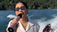Gak cuma di balkon vila, Nagita Slavina juga menyanyikan salah satu lagu KD saat menikmati suasana Danau Como menggunakan speedboat. Foto: dok. Instagram Story Raffi Nagita