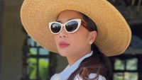 Penampilan Nagita Slavina pakai kemaja putih oversize dipadu dengan topi lebar dan kacamata. Foto: dok. Instagram Story Raffi Nagita