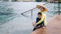 Nagita Slavina menikmati berendam di kolam dengan panorama Danau Como. Foto: dok. Instagram Story Raffi Nagita