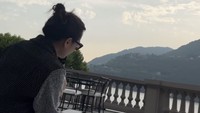 Sama seperti ibu-ibu lain yang santai sambil karaokean saat berada di vila, tapi bedanya pemandangan dari balkon tempat Nagita Slavina menginap adalah Danau Como. Danau Como berada di Lombardy, Italia. Foto: dok. Instagram Story Raffi Nagita