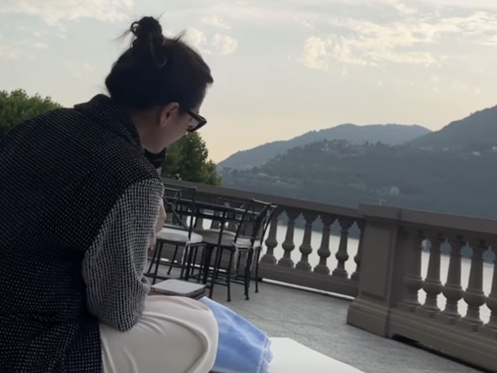 Nagita Slavina Nagita Slavina jalan-jalan di Danau Como, Italia.
