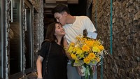 Vincent Kosasih merayakan ulang tahun ke-29 bersama Vior. Vior tampak mengurangi menggunakan heels saat hamil. Foto: dok. Instagram Vincent Kosasih dan Vior