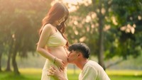 Sweet! Vincent mencium baby bump Vior. Foto: dok. Instagram Vincent Kosasih dan Vior