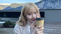 Kalau ini momen Vior ngopi di Jepang. Ia berpose dengan secangkir kopi panas yang latar belakangnya tampak cantik. Foto: Instagram @nitavior