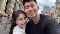 Vior dan Vincent juga pernah liburan bersama di luar negeri. Mereka membeli segelas es kopi dan secangkir kopi panas. Foto: Instagram @nitavior