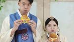 Keseruan Vior Jualan Cheese Coin hingga Makan Kepiting