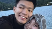 Vior dan Vincent mengunjungi Magetan beberapa waktu lalu. Mereka membeli 1 cup jasuke yang manis creamy. Foto: Instagram @nitavior