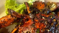Di hawker tersebut, Vior dan keluarganya memesan seporsi kepiting saus lada hitam. Rasa rempahnya pekat dan agak pedas dari lada hitam. Foto: Instagram @nitavior