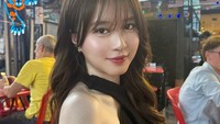 Vior juga sempat membagikan membagikan momen liburan di Singapura. Ia duduk di salah satu area hawker yang populer. Foto: Instagram @nitavior