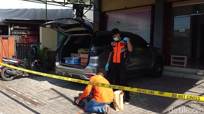Petugas melakukan pemeriksaan di lokasi pencurian modus pecah kaca mobil di Wates, Kulon Progo, Rabu (18/6/2025)