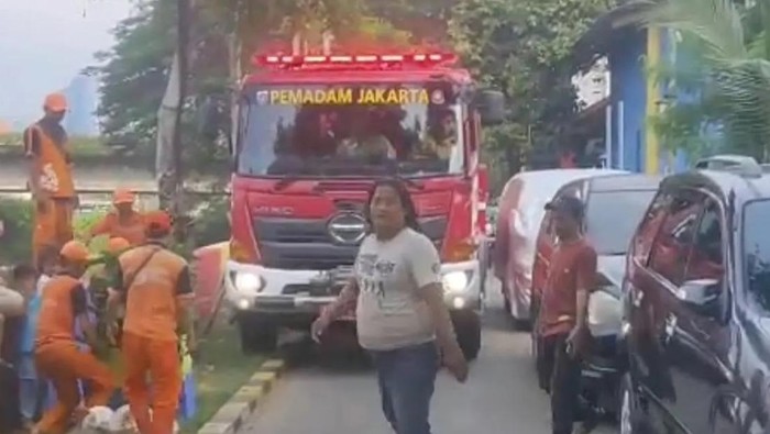 Parkir liar hambat laju mobil pemadam kebakaran
