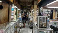 Meski proses penataan berlangsung di lantai atas, aktivitas perdagangan masih berpusat di lantai dasar. Para pedagang tetap melayani pembelian obat-obatan dan perlengkapan kesehatan bagi pengunjung. 