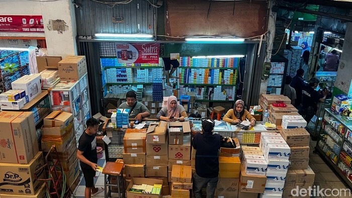 Pasar Pramuka Ditata, Siap Tertib Obat dan Terintegrasi LRT Pengunjung terlihat beraktivitas seperti biasa di Pasar Pramuka, Jakarta, Rabu (18/6/2025). Pasar ini dikenal sebagai salah satu sentra perdagangan obat dan alat kesehatan di ibu kota.