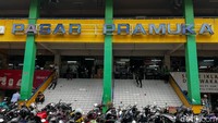 Pasar Pramuka ke depan juga dirancang untuk terhubung langsung dengan jalur LRT. Nantinya pasar ini akan terkoneksi dengan rute LRT Stasiun Manggarai–Velodrome yang sedang dikembangkan. 