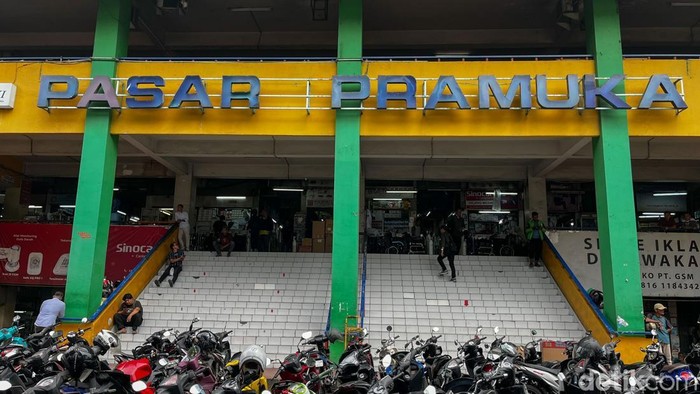 Pengunjung terlihat beraktivitas seperti biasa di Pasar Pramuka, Jakarta, Rabu (18/6/2025). Pasar ini dikenal sebagai salah satu sentra perdagangan obat dan alat kesehatan di ibu kota.
