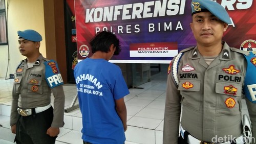 RS (19) pelaku pembunuhan SN mengenakan baju tahanan Polres Bima Kota, Rabu, (18/6/2025). (Dok. Rafiin/detikBali)