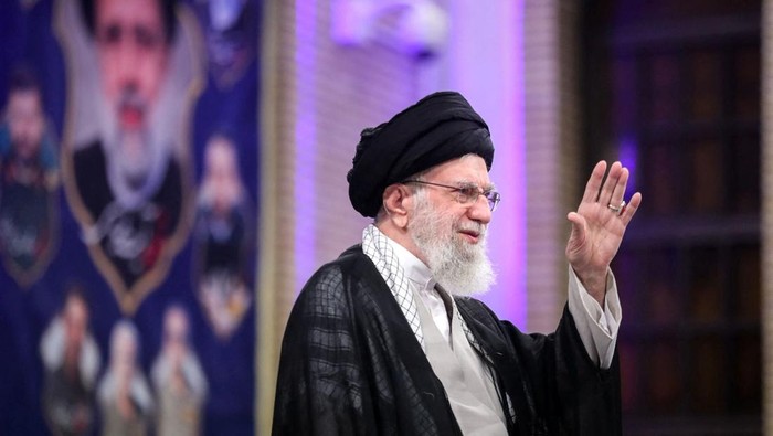 Demonstrators hold pictures of Irans Supreme Leader Ayatollah Ali Khamenei during an anti-Israeli protest, following the Israeli strikes in Iran, near the Israeli Consulate in Istanbul, Turkey, June 16, 2025. REUTERS/Dilara Senkaya