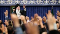 Ali Khamenei tengah menyampaikan pidatonya dalam sebuah kesempatan di Tehran, Iran. Ia bersumpah bahwa negaranya tidak akan menunjukkan belas kasihan terhadap para penguasa Israel. Hal ini disampaikannya pada Rabu (18/6), beberapa jam setelah Presiden AS Donald Trump mendesak Iran untuk menyerah tanpa syarat. (Foto: REUTERS/Dilara Senkaya)