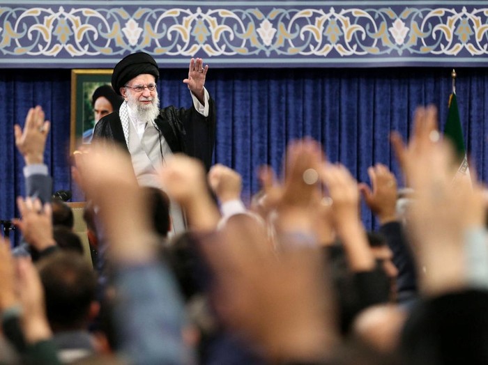 Pemimpin tertinggi Iran Ali Khamenei Demonstrators hold pictures of Iran's Supreme Leader Ayatollah Ali Khamenei during an anti-Israeli protest, following the Israeli strikes in Iran, near the Israeli Consulate in Istanbul, Turkey, June 16, 2025. REUTERS/Dilara Senkaya