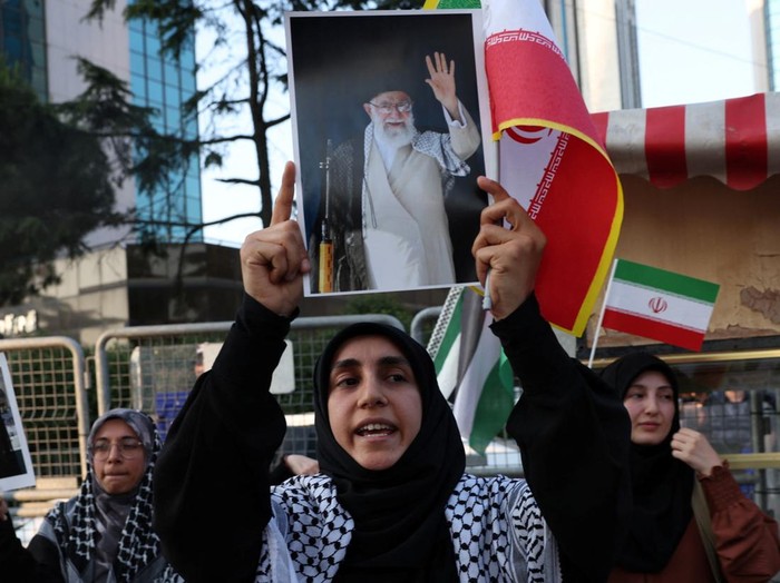 Pemimpin tertinggi Iran Ali Khamenei Demonstrators hold pictures of Iran's Supreme Leader Ayatollah Ali Khamenei during an anti-Israeli protest, following the Israeli strikes in Iran, near the Israeli Consulate in Istanbul, Turkey, June 16, 2025. REUTERS/Dilara Senkaya