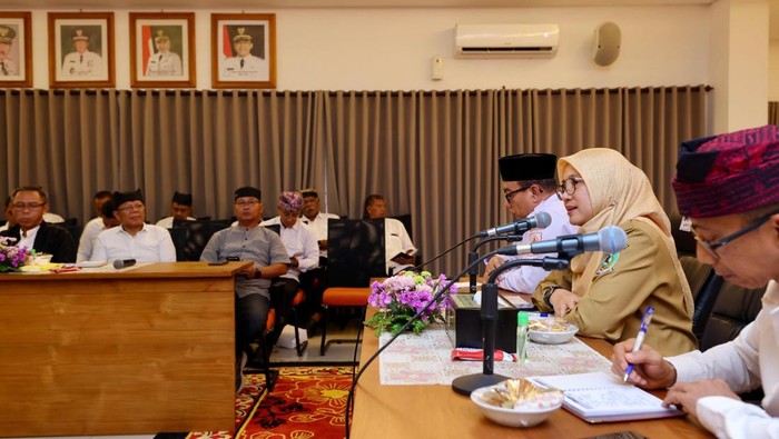 Bupati Banyuwangi, Ipuk Fiestiandani menggelar rapat khusus bersama seluruh jajarannya untuk menyiapkan program Banyuwangi Melayani