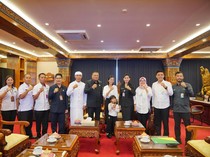 Bupati Gianyar Serahkan Santunan BPJS Ketenagakerjaan ke Keluarga Seniman