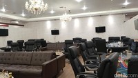 Namun semenjak ruko ‘kasino’ itu beroperasi, pengelola menyulap tempat karaoker menjadi tempat judi jenis niu niu dan baccarat.
