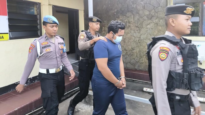 Polisi mengamankan karyawan SPBU Karangduren, Kabupaten Purbalinga yang nekat mencuri uang di tempat kerjanya, Rabu (18/6/2025).