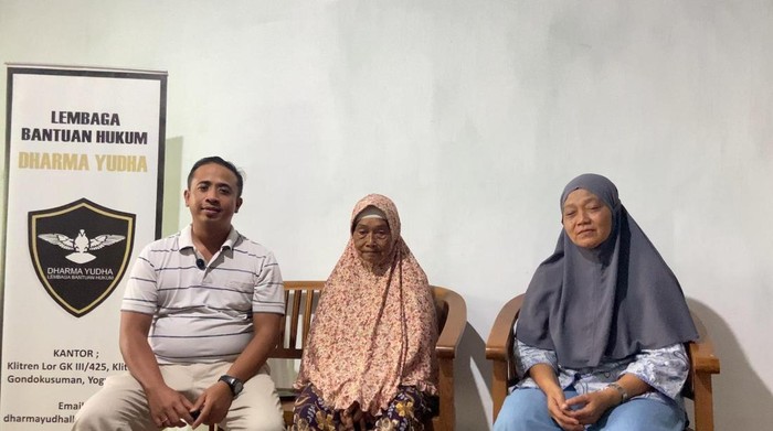Pengacara Chrisna Harimurti bersama Sumirah (tengah), dan Sri Panuntun, yang menjadi korban dugaan mafia tanah di Sleman