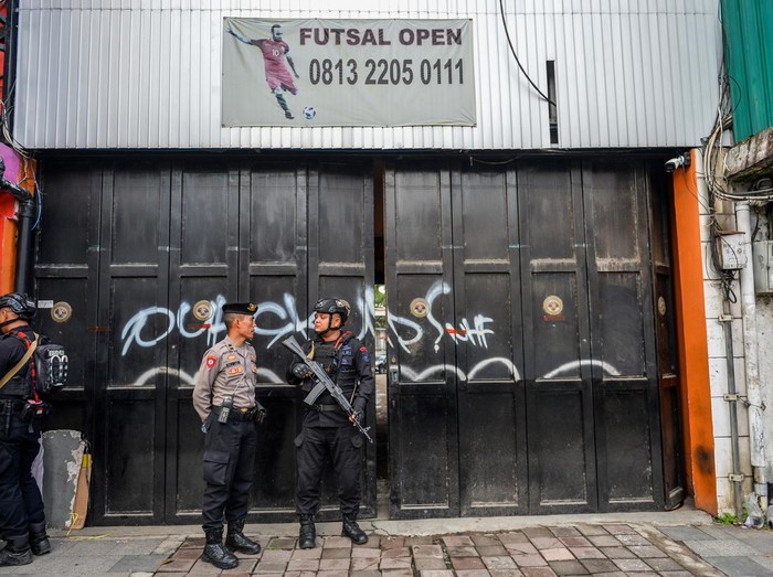 Barang bukti dan tersangka kasus judi kasino ditunjukkan kepada wartawan saat konferensi pers di Kosambi, Bandung, Jawa Barat, Rabu (18/6/2025). Polda Jabar mengungkap tempat judi kasino berkedok arena olahraga dan karaoke di Kota Bandung dan menangkap 44 tersangka beserta barang bukti berupa uang tunai Rp395 juta, kartu ATM dengan rekening berisi Rp2,7 milliar, dan meja kasino beserta perlengkapan judi. ANTARA FOTO/Raisan Al Farisi/nym.