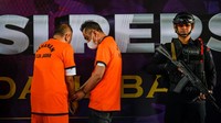 Petugas Brimob Polda Jabar menjaga tersangka kasus judi kasino saat konferensi pers di Kosambi, Bandung. Ruko kasino tersebut selama ini beroperasi dengan kedok sebagai tempat bermain futsal, karaoke hingga billiard. Pantauan detikJabar di lokasi, Selasa (17/6/2025), ruko kasino itu masih terpampang plang untuk melayani jasa penyewaan tempat futsal, karaoke hingga billiard. (Foto: ANTARA FOTO/RAISAN AL FARISI)