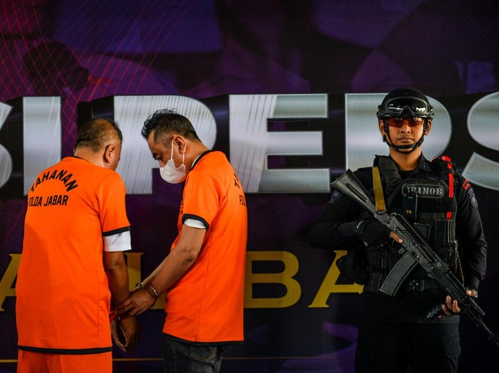 Barang bukti dan tersangka kasus judi kasino ditunjukkan kepada wartawan saat konferensi pers di Kosambi, Bandung, Jawa Barat, Rabu (18/6/2025). Polda Jabar mengungkap tempat judi kasino berkedok arena olahraga dan karaoke di Kota Bandung dan menangkap 44 tersangka beserta barang bukti berupa uang tunai Rp395 juta, kartu ATM dengan rekening berisi Rp2,7 milliar, dan meja kasino beserta perlengkapan judi. ANTARA FOTO/Raisan Al Farisi/nym.