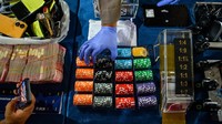 Polisi menunjukkan barang bukti kasus judi kasino saat konferensi pers. Dari hasil penggerebekan, polisi menyita uang tunai senilai Rp 369 juta. Di lokasi itu, terdapat 10 meja judi jenis niu-niu dan baccarat dengan satu ruangan VIP. (Foto: ANTARA FOTO/RAISAN AL FARISI)