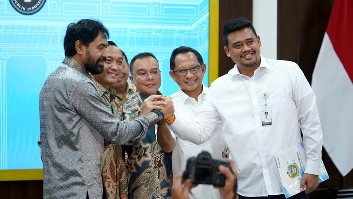 Gubernur Sumut Bobby Nasution bersalaman dengan Gubernur Aceh Muzakir Manaf disaksikan Mensesneg Prasetyo Hadi dan Mendagri Tito Karnavian usai konferensi pers di Kantor Presiden, Kompleks Istana Kepresidenan, Jakarta, Selasa (17/6/2025). Hal ini sekaligus menandai selesainya polemik dan sengketa empat pulau.