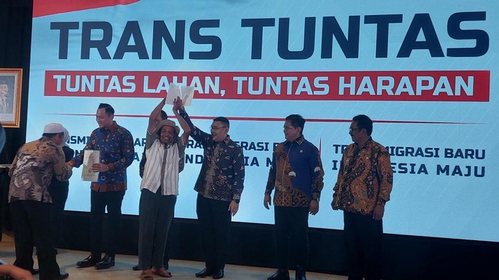 Penyerahan Sertifikat Hak Milik (SHM) Warga Transmigrasi Lokal Sukabumi