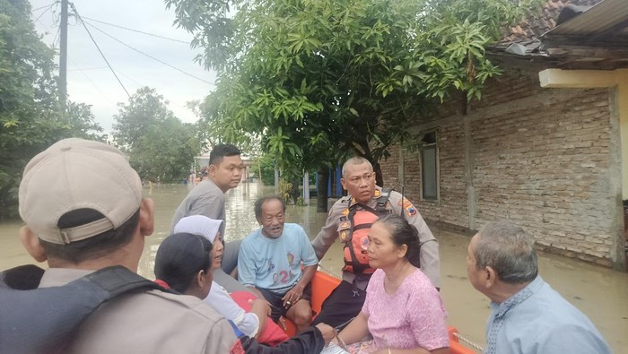 Personel Polres Grobogan saat mengevakuasi warga Desa Tanggirejo, Kecamatan Tegowanu, yang terdampak banjir, Rabu (18/6/2025).