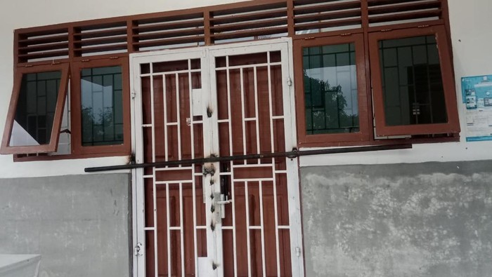 Pintu masuk kantor Cabdisdik Sumut di Toba yang diduga dilas keluarga calon siswa. (Istimewa)