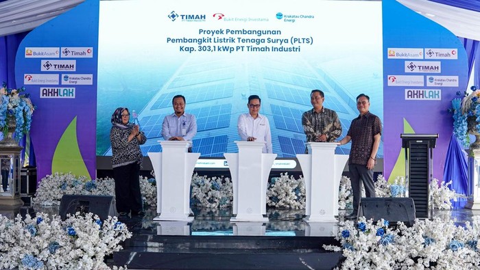 PT Timah Tbk melalui anak usahanya, PT Timah Industri meresmikan Pembangkit Listrik Tenaga Surya (PLTS) Rooftop berkapasitas 303,1 kilo Watt peak (kWp) di kawasan industri Cilegon, Selasa (17/6). Hal ini dilakukan sebagai komitmen perusahaan dalam mendukung agenda dekarbonisasi dan transformasi energi nasional.