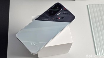 Paling menarik Poco F7 Cyber Silver Edition. Foto: Adi Fida Rahman/detikINET